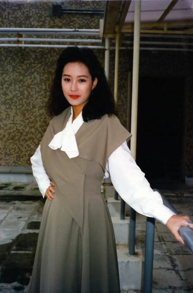 嫁给富商15年无儿无女54岁被宠成公主j9九游会入口“古装皇后”黎美娴退隐(图3)