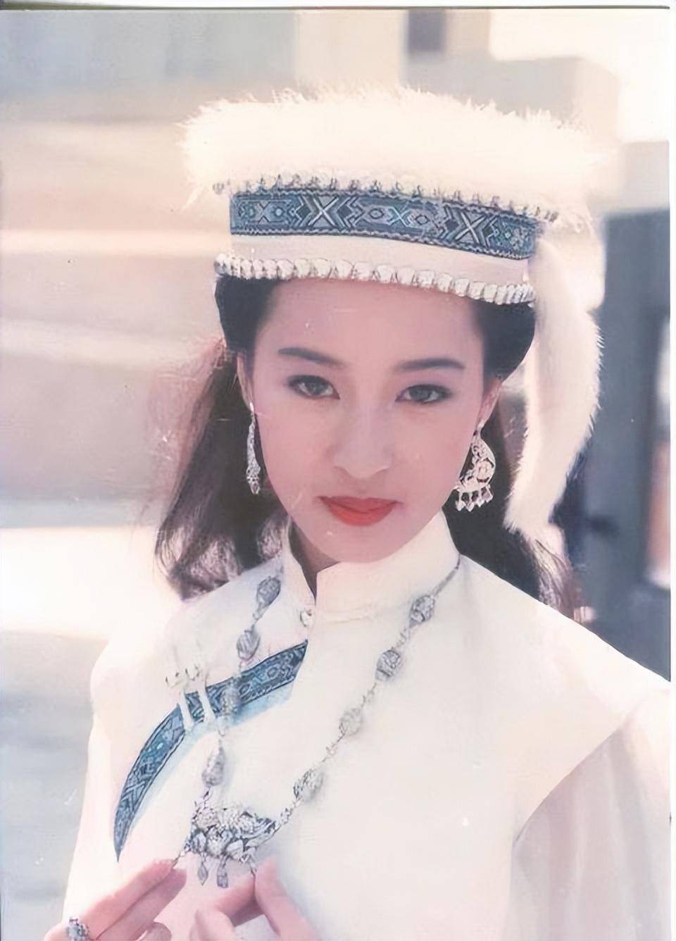 嫁给富商15年无儿无女54岁被宠成公主j9九游会入口“古装皇后”黎美娴退隐(图8)